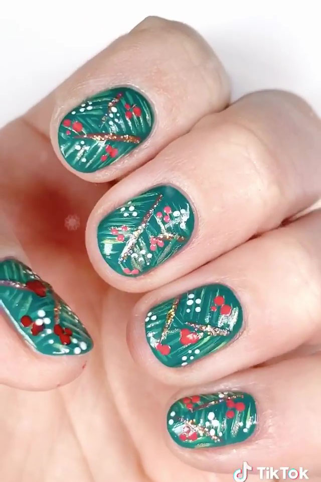 Green Christmas Nails Design Idea