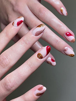 Gold Swirls Nails Design for Christmas