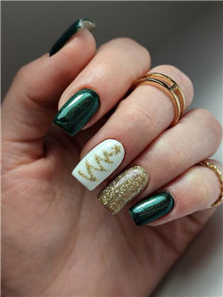 Green and Gold Christmas Nails Design