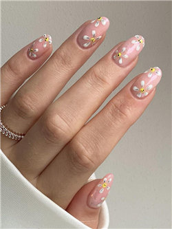 Cute Daisy Nails Design For Spring